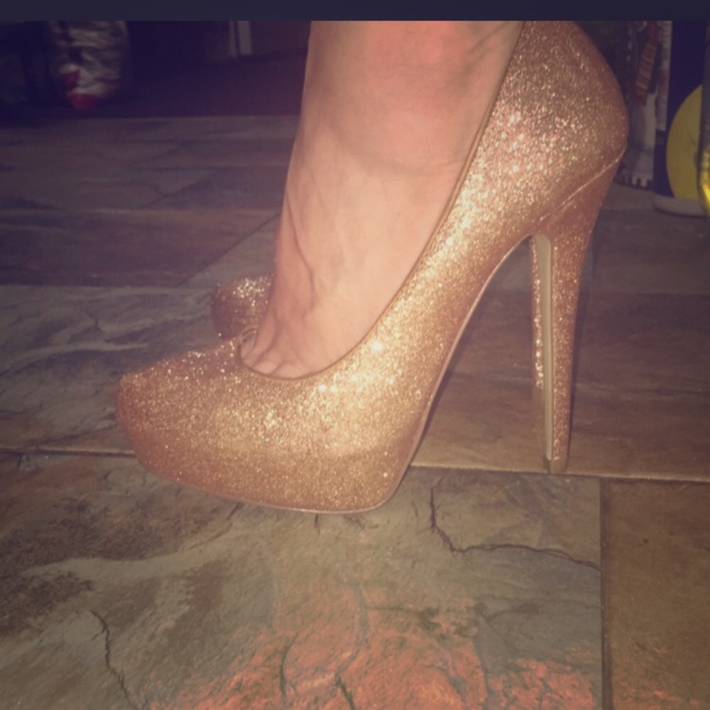 Sparkly Gold-Glittered Pumps